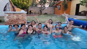 een groep mensen in een zwembad bij Quinta Hotel los Duraznos in Villa Doctor Mora