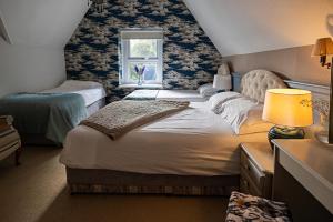 Un dormitorio con dos camas y una ventana. en The Elmfield, 8 Bed Villa with heated indoor Swimming Pool and Cocktail Bar, en Ilfracombe 36 fotos más