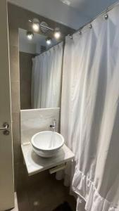 baño con lavabo y cortina de ducha en Belgrano chic, Echeverría y Arcos en Buenos Aires