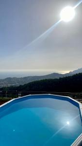 - une piscine bleue avec vue sur les montagnes dans l'établissement Studio Geek Villa - Open Space - all year round Pool, Dining Pergola, Barbecue - Funchal Holiday Home by Salviati Stays, à Funchal
