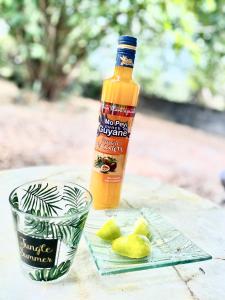 a bottle of honey and a cup of lemons on a table at La Pierre des Ducs in Matoury