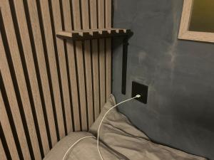 um canto de um quarto com uma cama com um carregador ligado em Brand New Studio Apartment in Tromso - hotspot em Tromsø