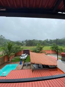 - une vue depuis la terrasse d'une maison avec piscine dans l'établissement Casa de temporada Xerém, à Duque de Caxias