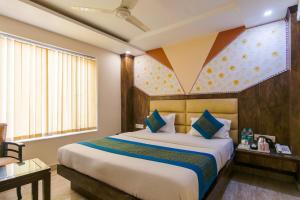 1 dormitorio con 1 cama grande en una habitación en Hotel Baba Residency - 5 Minutes from railway station en Nueva Delhi