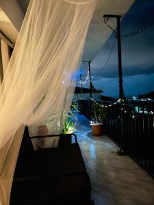 Una cortina blanca en un balcón por la noche en Can Domenech Montnegre en Tordera