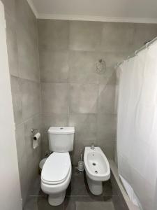 ein Badezimmer mit einem weißen WC und einem Waschbecken in der Unterkunft “La Espera” cada de campo in Gardey