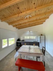 ein Esszimmer mit einem Tisch und einer Küche in der Unterkunft “La Espera” cada de campo in Gardey