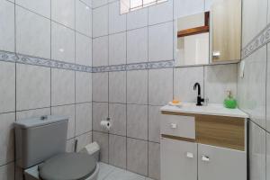 a bathroom with a toilet and a sink at Casa aconchegante em Floripa RBF142 in Florianópolis +20 photos
