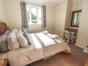 A bed or beds in a room at Foresters Cottage