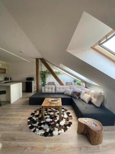 uma sala de estar com um sofá e uma mesa em Apartmány & Wellness Revenite em Jeseník