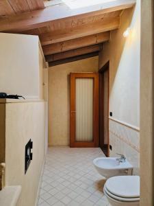 ein Bad mit einem WC und einem Waschbecken in der Unterkunft Vittoria alla Torre in Pozzolengo
