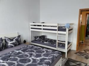 1 Schlafzimmer mit 2 Etagenbetten und 1 Bett in der Unterkunft Halle Saale 402 in Ammendorf