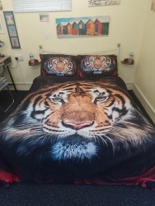 una cama con una pintura de un tigre en ella en STUDIO PAD en Cardiff