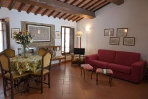 Posezení v ubytování La Petronilla Appartamenti Montepetriolo