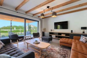 Μια τηλεόραση ή/και κέντρο ψυχαγωγίας στο Modern villa Pinca with pool and grill in Vizinada