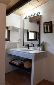 y baño con lavabo y espejo. en Sa Riba, Country house in Mallorca, en Son Carrió