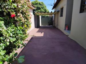 un callejón con una puerta y algunas flores en Kitnet aconchegante próxima ao Austa, en São José do Rio Preto