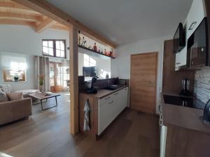 um quarto com uma cozinha e uma sala de estar em Hochalmbahnen Chalets Rauris 1-13 WE 3, Maislaufeldweg 1m OG em Rauris