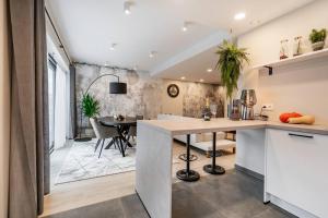 a kitchen and dining room with a table in a room at L'appart Léon, avec sauna in Liège