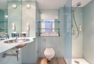 Holiday Inn Bournemouth by IHG的一间浴室