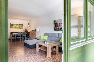 トートモースにあるFerienwohnung Urselのソファとテーブルのあるリビングルーム