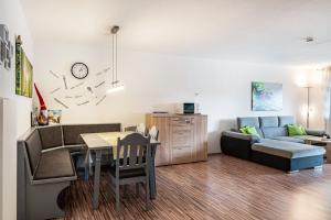 トートモースにあるFerienwohnung Urselのソファとテーブルのあるリビングルーム
