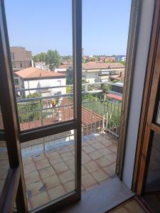 uma vista a partir de uma porta de uma varanda em Attico Bruno em Rimini