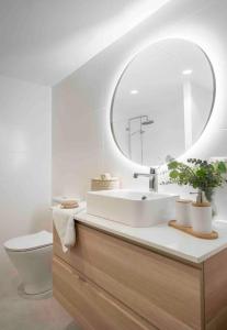 y baño con lavabo, aseo y espejo. en Almuñecar Seawiews Deluxe SinEsedesignhomes, en Almuñécar