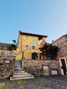 ein Gebäude mit einer Steinmauer und einer Treppe davor in der Unterkunft Vittoria alla Torre in Pozzolengo