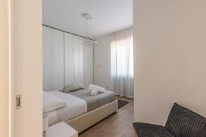 Schlafzimmer mit einem Bett und einem Spiegel in der Unterkunft La casa di GABRIELLA in Mailand