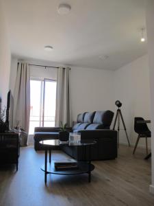 - un salon avec un canapé et une table dans l'établissement Apartamento grande en Huesca, à Huesca
