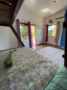 1 dormitorio con 1 cama grande en una casa en Pousada Sossego de Alter en Alter do Chao