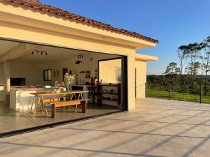 una casa con patio con mesa y cocina en Sitio Lipa - Villa da Mata en São Miguel Arcanjo