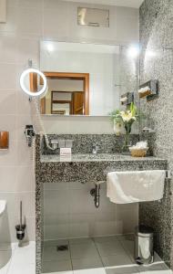 Koupelna v ubytování Akzent Hotel Goldner Hirsch
