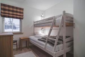 1 dormitorio con litera y escalera en Trillevallens Apartments Åre, en Trillevallen