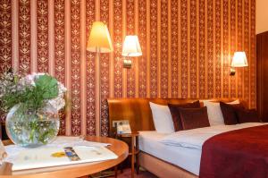 Postel nebo postele na pokoji v ubytování Akzent Hotel Goldner Hirsch