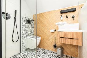 Kúpeľňa v ubytovaní Białka i Skałka domki z jacuzzi i widokiem na góry - jacuzzi and mountain view