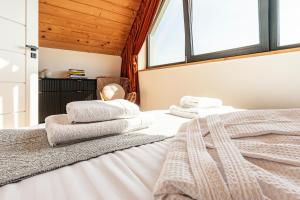 Posteľ alebo postele v izbe v ubytovaní Białka i Skałka domki z jacuzzi i widokiem na góry - jacuzzi and mountain view