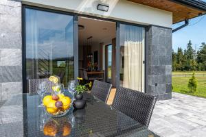 Patio alebo iná vonkajšia časť ubytovania Białka i Skałka domki z jacuzzi i widokiem na góry - jacuzzi and mountain view