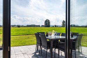 Vonkajšia záhrada v ubytovaní Białka i Skałka domki z jacuzzi i widokiem na góry - jacuzzi and mountain view