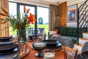 Posedenie v ubytovaní Białka i Skałka domki z jacuzzi i widokiem na góry - jacuzzi and mountain view