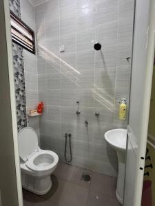 Ένα μπάνιο στο Rawai / Binjai Rendah Homestay +1 φωτογραφίες