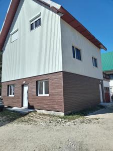 un gran edificio blanco y marrón en Studio Apartmani V&V, en Žabljak