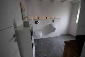Koupelna v ubytování Mini-Loft in schöner Voreifel + 30 fotografií
