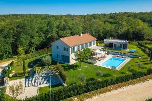 Πισίνα στο ή κοντά στο Luxury villa Povetica with pool in Vizinada