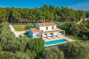 an aerial view of a villa with a swimming pool at Modern villa Oliveti with pool and grill in Porec in Frata
