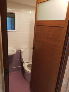 uma pequena casa de banho com um WC e uma porta em Apartement Beni Mellal ain assrdoun em Beni Mellal