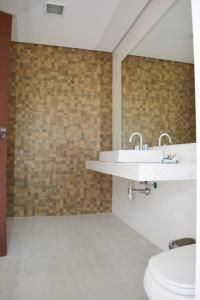 La salle de bains est pourvue d'un lavabo et de toilettes. dans l'établissement Pousada O Garimpo., à Embu