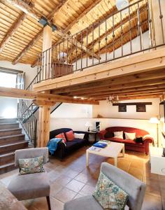 a living room with a loft with a staircase at HESTIA VuT in Ayllón