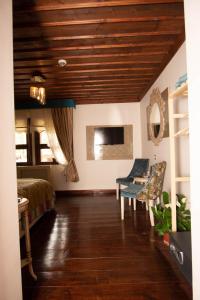 een woonkamer met een houten plafond en een bank bij Arasta Konak Boutique Hotel in Eskisehir